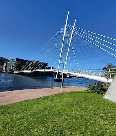 Midt I - Supersentralt Og Gratis Parkering * 드람멘